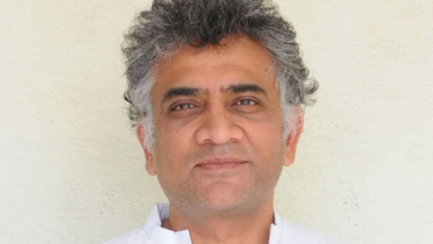 आकार पटेल को फिर एयरपोर्ट पर रोका गया